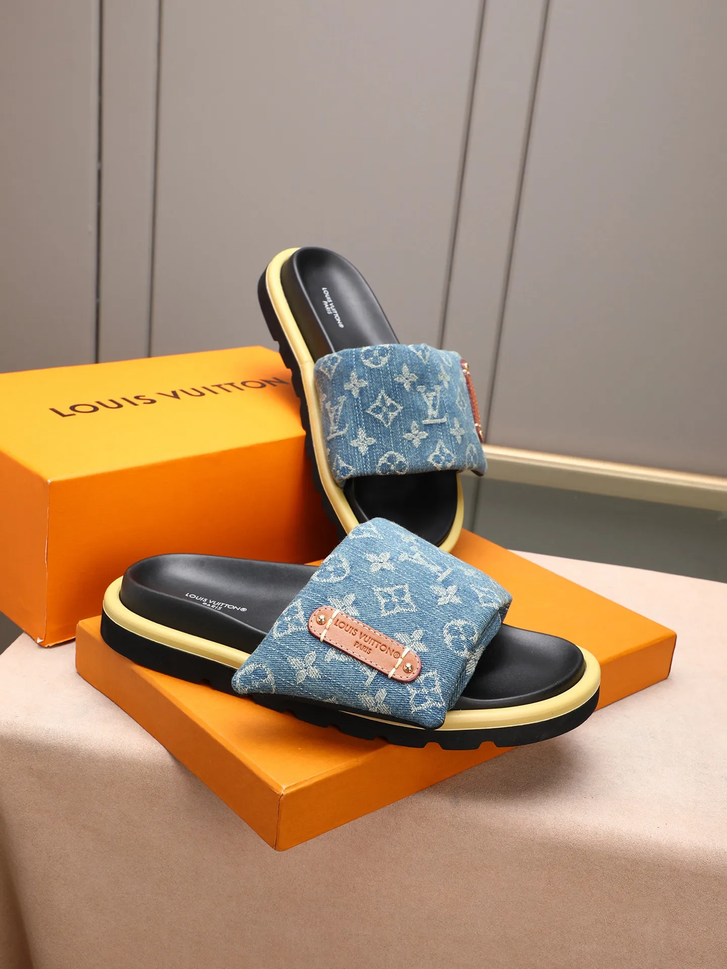 PP360 [LOUIS VUITTON] Louis Vuitton, LV printing, men's and women's slippers are on the market. The drawer box packaging comes with a cloth bag and a card. The upper pattern looks very soft and waxy, and it is a super versatile leg slimming tool. Fabric: imported denim/canvas/old fabric, LV hardware LOGO, official website pattern printing, comfortable to wear, feet: high-elastic PU water table. Sole: foam sole, heel height: about 5cm. Code number: 35-46, 35, 45, 46 are custom-made and non-returnable. Color: multiple colors and styles available.